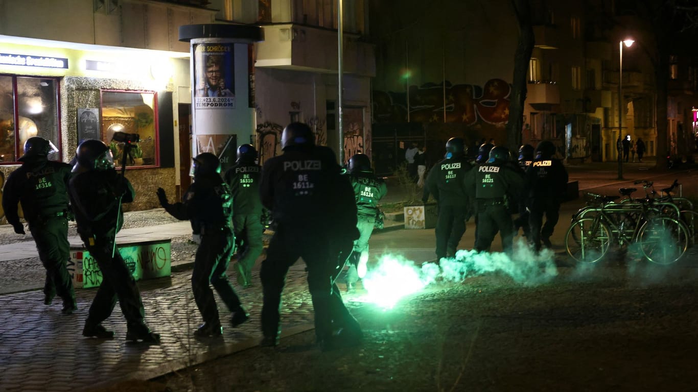 Leuchtfeuer am Boden: Zahlreiche Polizeibeamte waren im Einsatz.