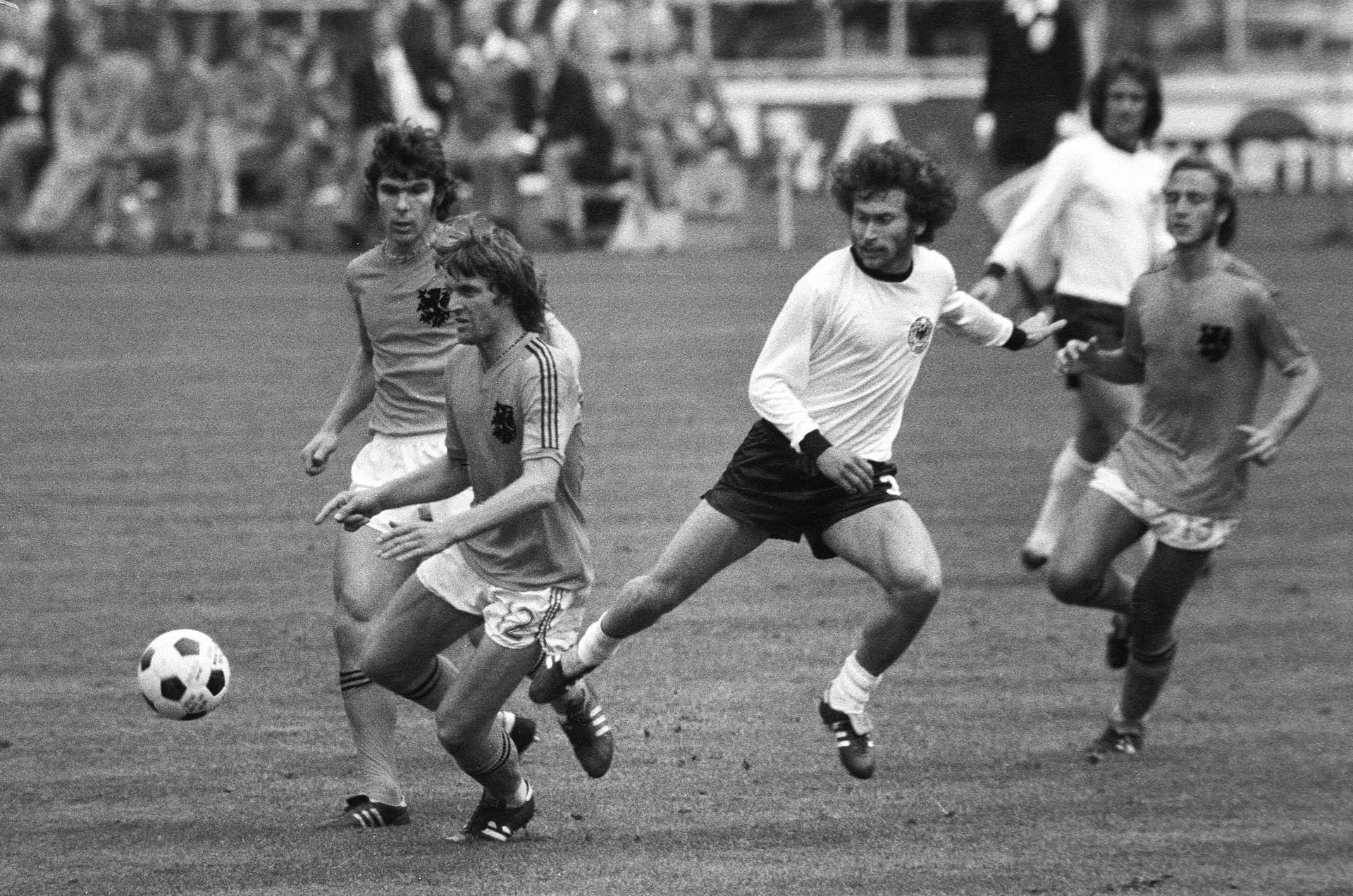 Paul Breitner gegen Ruud Krol und Wim van Hanegem: Deutschland gewann damals 2:1.
