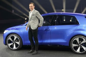 Thomas Schäfer, Vorstandsvorsitzender der Marke Volkswagen Pkw, mit der im März 2023 vorgestellten Elektro-Kleinwagen-Studie ID.2all.