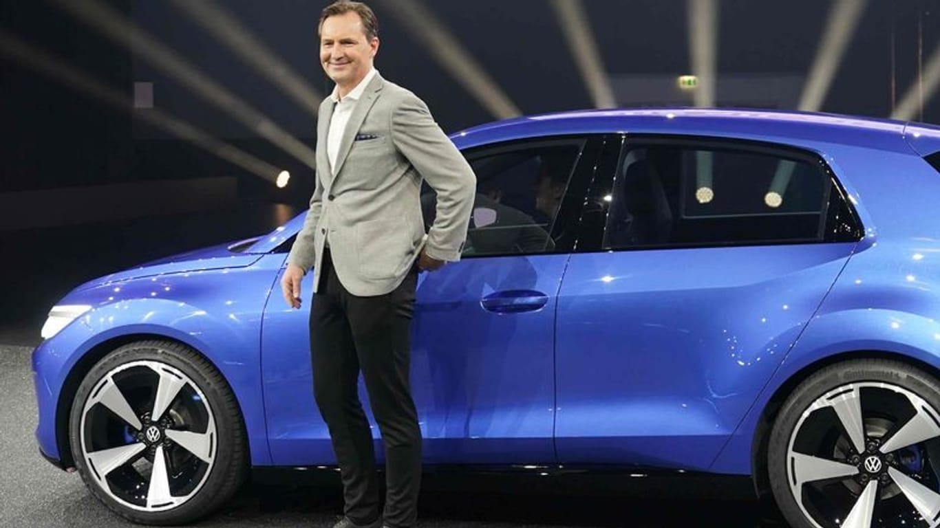 Thomas Schäfer, Vorstandsvorsitzender der Marke Volkswagen Pkw, mit der im März 2023 vorgestellten Elektro-Kleinwagen-Studie ID.2all.