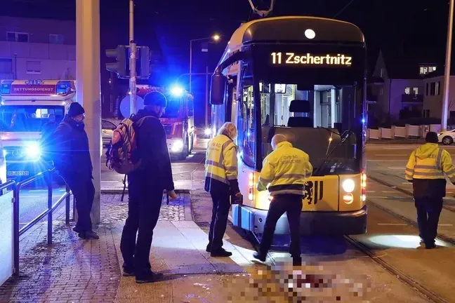 Unfall am Zelleschen Weg am 20. Februar (Archiv): Eine große Blutspur musste beseitigt werden.