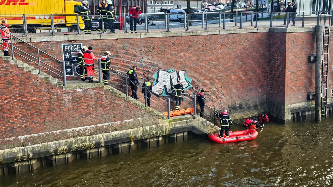 Einsatz nahe der Oberbaumbrücke: Passanten haben am Dienstag gegen 10 Uhr eine leblose Person im Wasser treiben sehen.