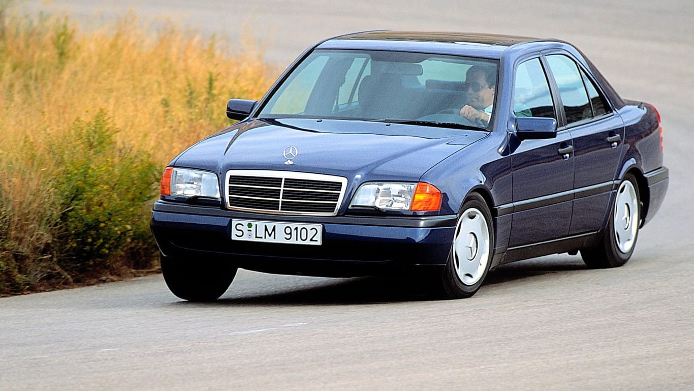 Inzwischen ein Youngtimer: Die erste Generation der Mercedes C-Klasse lief von 1993 bis 2001 vom Band. Frühe Exemplare können sogar schon Oldtimer-Status erreichen.