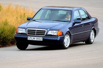 Inzwischen ein Youngtimer: Die erste Generation der Mercedes C-Klasse lief von 1993 bis 2001 vom Band. Frühe Exemplare können sogar schon Oldtimer-Status erreichen.