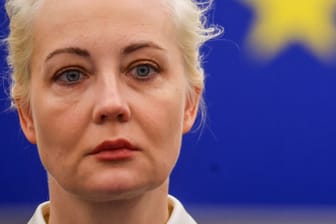 Julia Nawalnaja, Witwe des in politischer Haft verstorbenen Alexej Nawalny, bei einer Rede vor dem EU-Parlament (Archivbild)