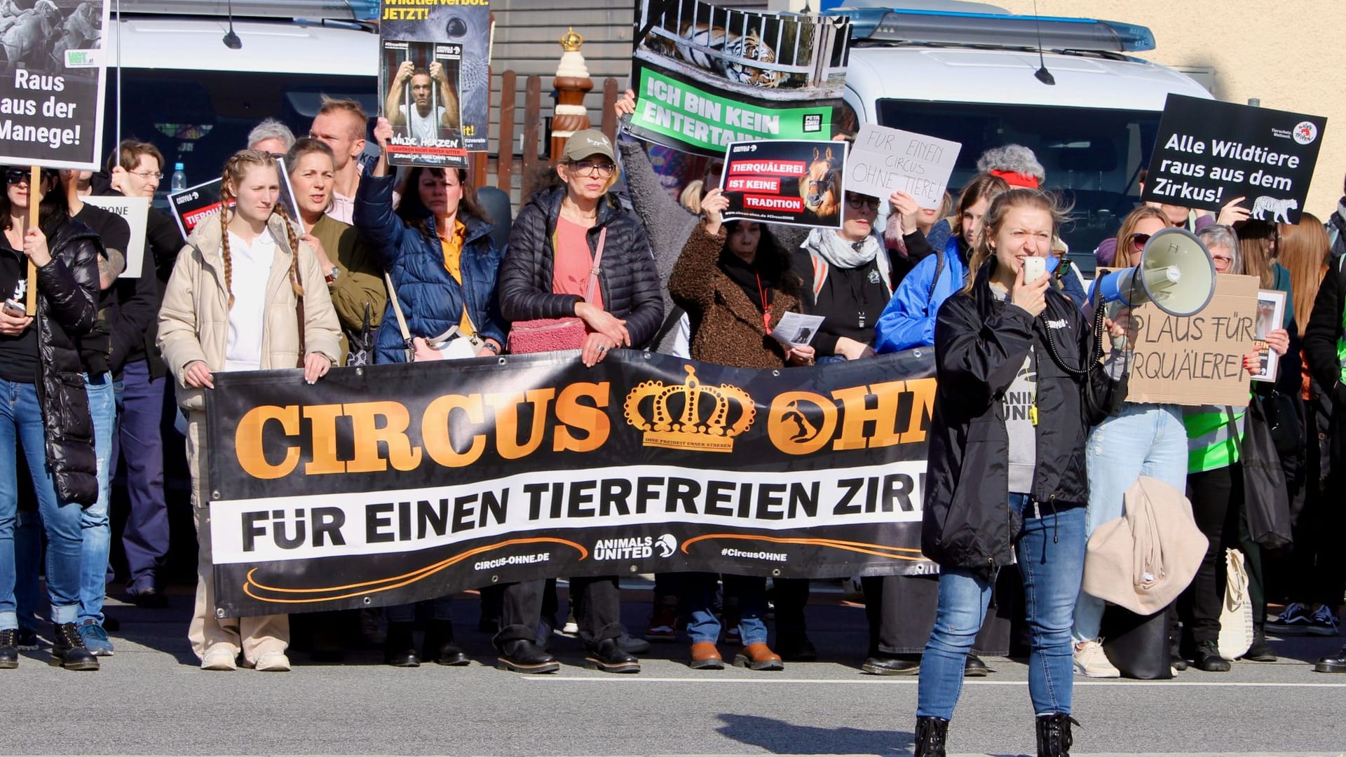 Unter dem Motto „Tiere raus aus dem Zirkus“ haben mehrere hundertMenschen am Samstag vor dem Circus Krone demonstriert. Demweltgrößten Zirkus werfen sie vor, Wildtiere zu Unterhaltungszweckenauszubeuten. Dagegen betont Circus-Krone-Dompteur Martin Lacey:„Unseren Tieren geht es sehr gut.“