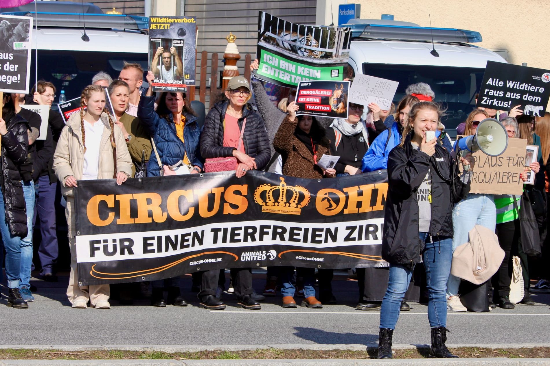 Unter dem Motto „Tiere raus aus dem Zirkus“ haben mehrere hundertMenschen am Samstag vor dem Circus Krone demonstriert. Demweltgrößten Zirkus werfen sie vor, Wildtiere zu Unterhaltungszweckenauszubeuten. Dagegen betont Circus-Krone-Dompteur Martin Lacey:„Unseren Tieren geht es sehr gut.“