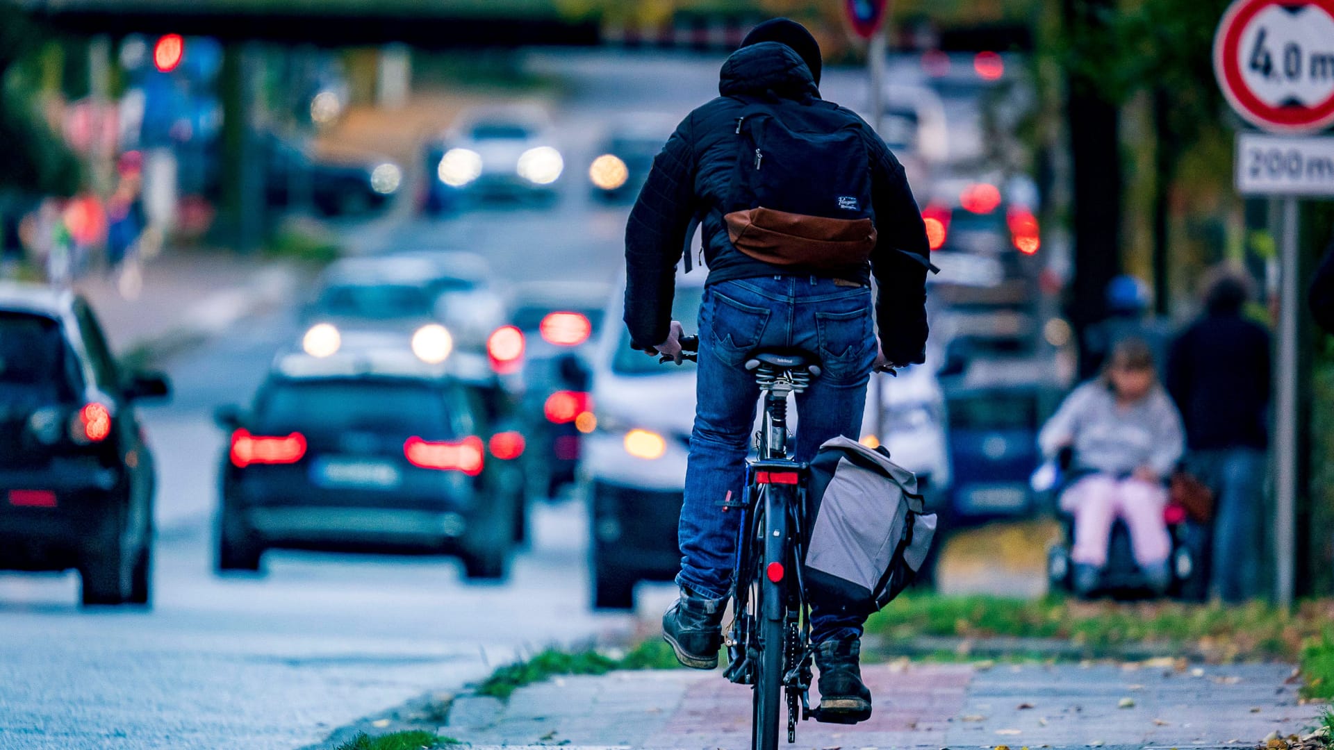 Verkehr in Hamburg (Archivbild): In der Hansestadt wird das Fahrrad mehr genutzt als in vielen anderen europäischen Städten. Verkehr in Hamburg (Archivbild): In der Hansestadt wird das Fahrrad mehr genutzt als in vielen anderen europäischen Städten.