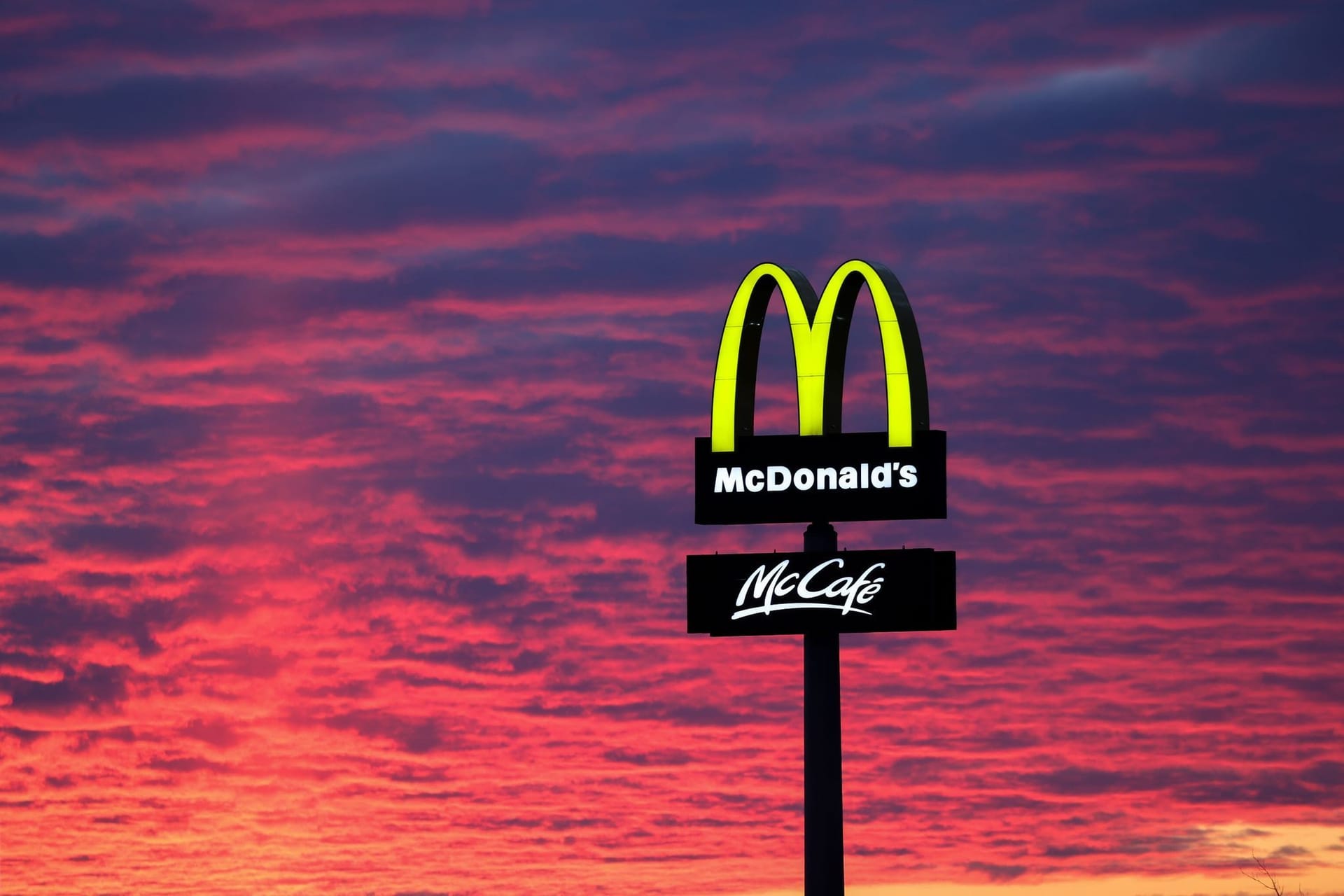 McDonalds Logo vor Abendhimmel