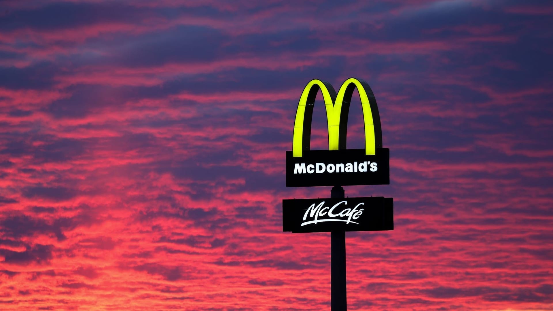 McDonalds Logo vor Abendhimmel