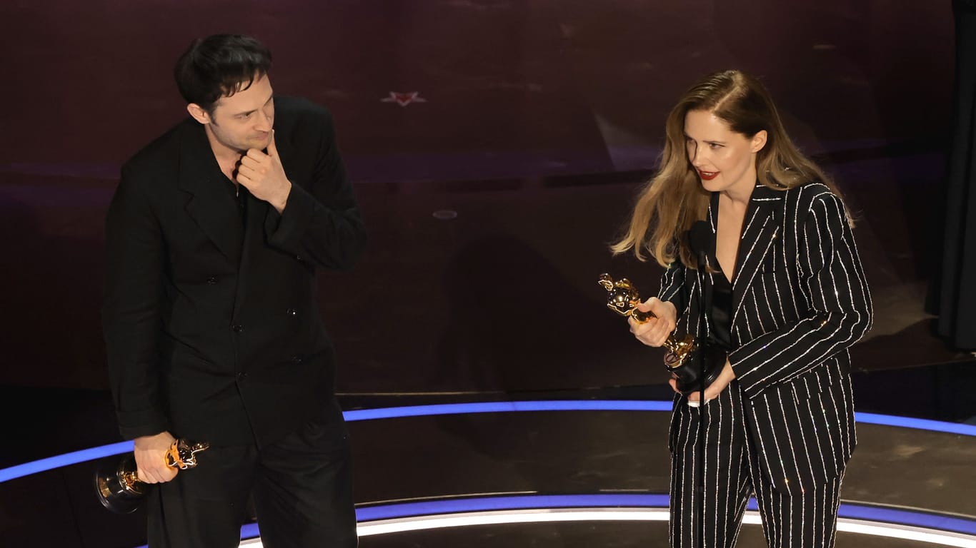 Arthur Harari und Justine Triet nehmen ihren Oscar entgegen.