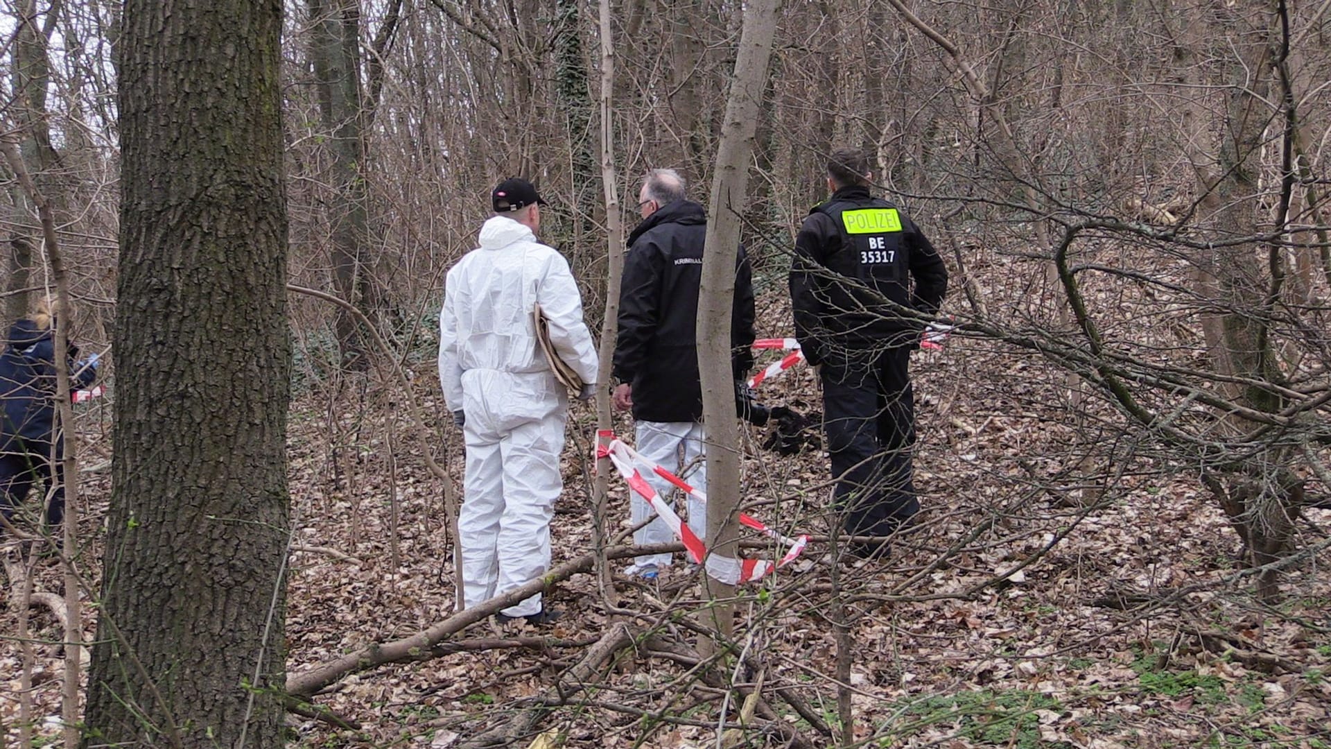 Kriminaltechniker stehen an einer Fundstelle: Die Polizei geht von einem Tötungsdelikt aus.