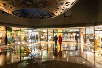 Münchner beim Shopping in den "Fünf Höfen" (Symbolfoto): Der Verkauf des Einkaufszentrums soll bis Ende des Jahres abgeschlossen sein.
