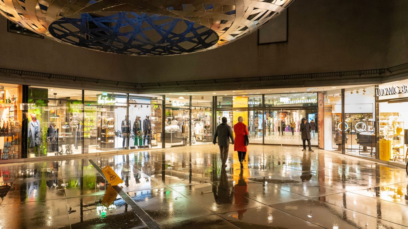 Münchner beim Shopping in den "Fünf Höfen" (Symbolfoto): Der Verkauf des Einkaufszentrums soll bis Ende des Jahres abgeschlossen sein.