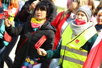 Frauen demonstrieren in Hamburg (Symbolbild): Am Freitag wird in den Elbkinder-Kitas und im Handel gestreikt.