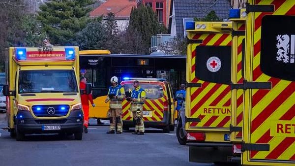 Mehrere Rettungswagen an der Unfallstelle: Sie transportierten die zahlreichen Verletzten umgehend in Krankenhäuser. Mehrere Rettungswagen an der Unfallstelle: Sie transportierten die zahlreichen Verletzten umgehend in Krankenhäuser.