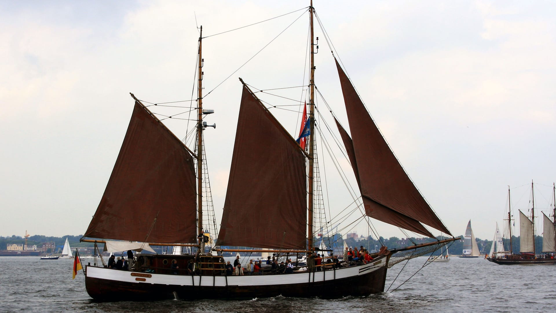 Der Segler "Fridthjof": Er ist mitten im Hafen von Lübeck gesunken.