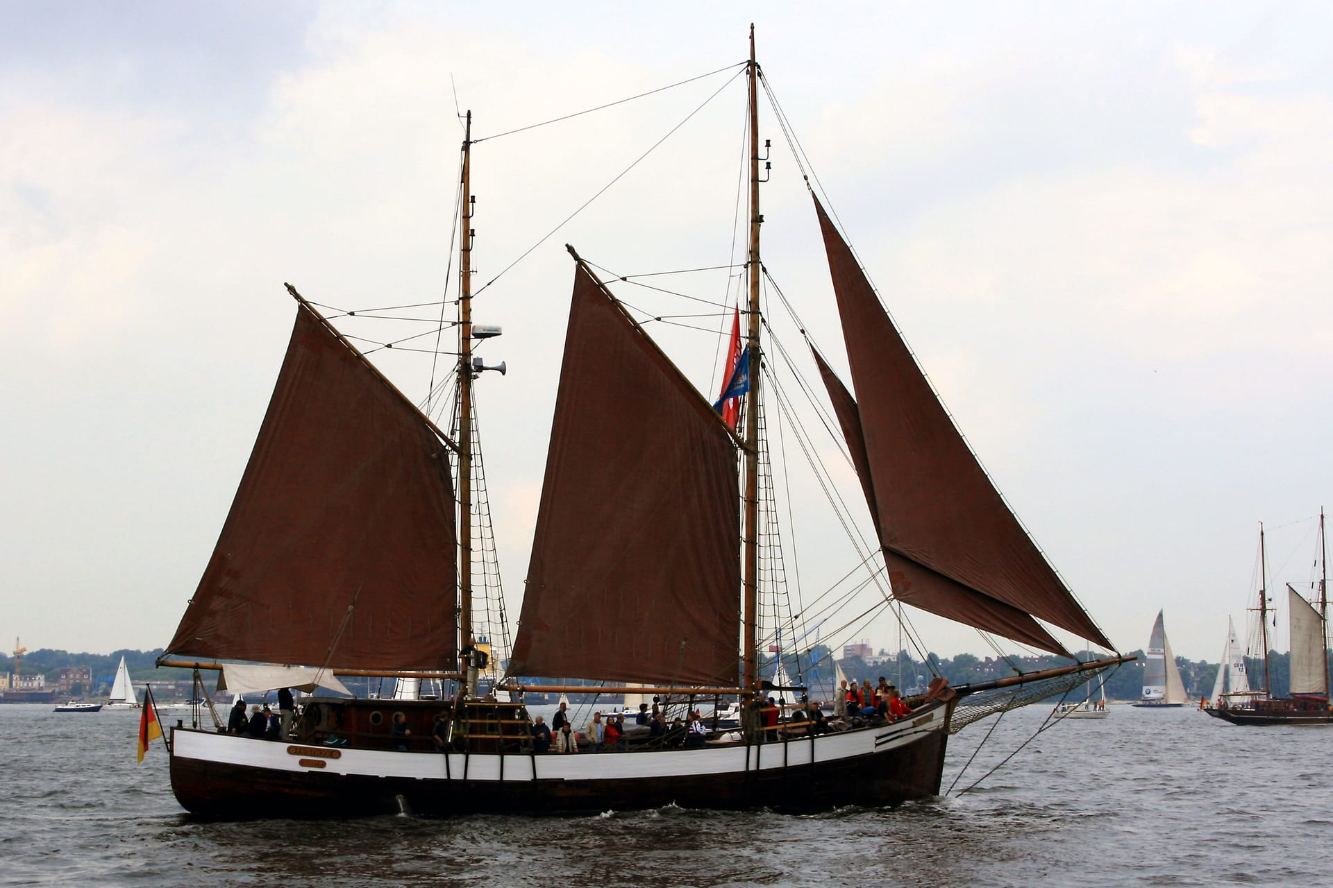Der Segler "Fridthjof": Er ist mitten im Hafen von Lübeck gesunken.