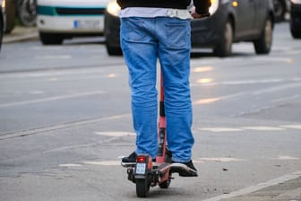 E-Scooter-Fahrer unterwegs (Symbolfoto): In Hamburg wird ein Unfallverursacher gesucht.