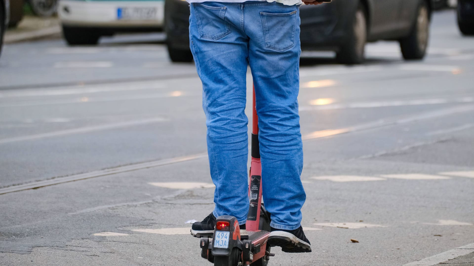 E-Scooter-Fahrer unterwegs (Symbolfoto): In Hamburg wird ein Unfallverursacher gesucht.