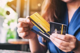 Debitkarte versus Kreditkarte: Wo liegen die Unterschiede?