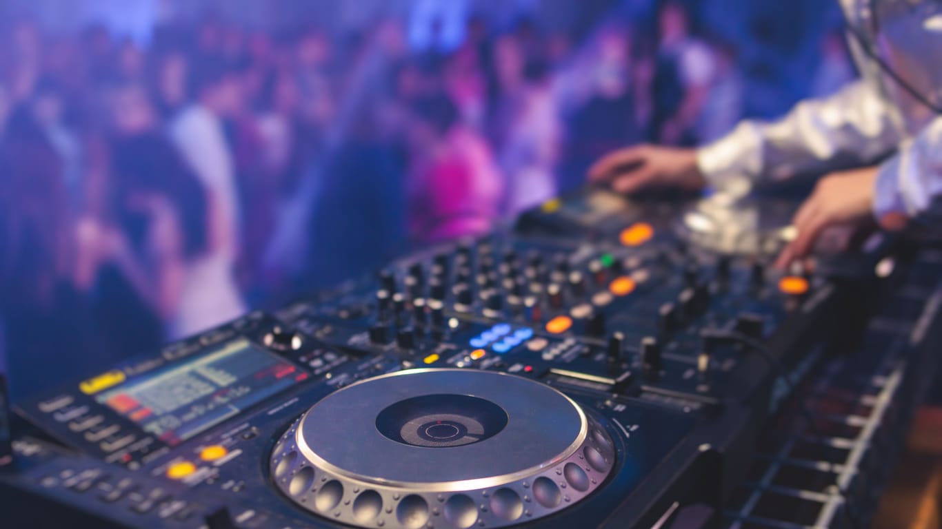 Ein DJ legt in einer Disco auf (Symbolbild): In München sollen auch in der Nacht von Gründonnerstag auf Karfreitag die Tanzflächen nicht leer bleiben.