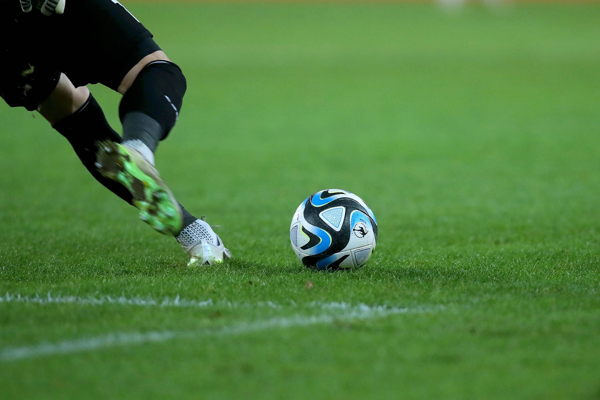 Szene beim Amateurfußball (Symbolfoto): In Bremen soll der Ball am Wochenende ruhen.