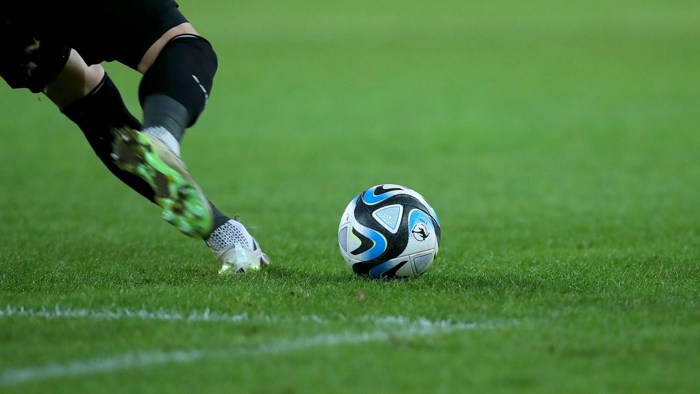 Szene beim Amateurfußball (Symbolfoto): In Bremen soll der Ball am Wochenende ruhen.