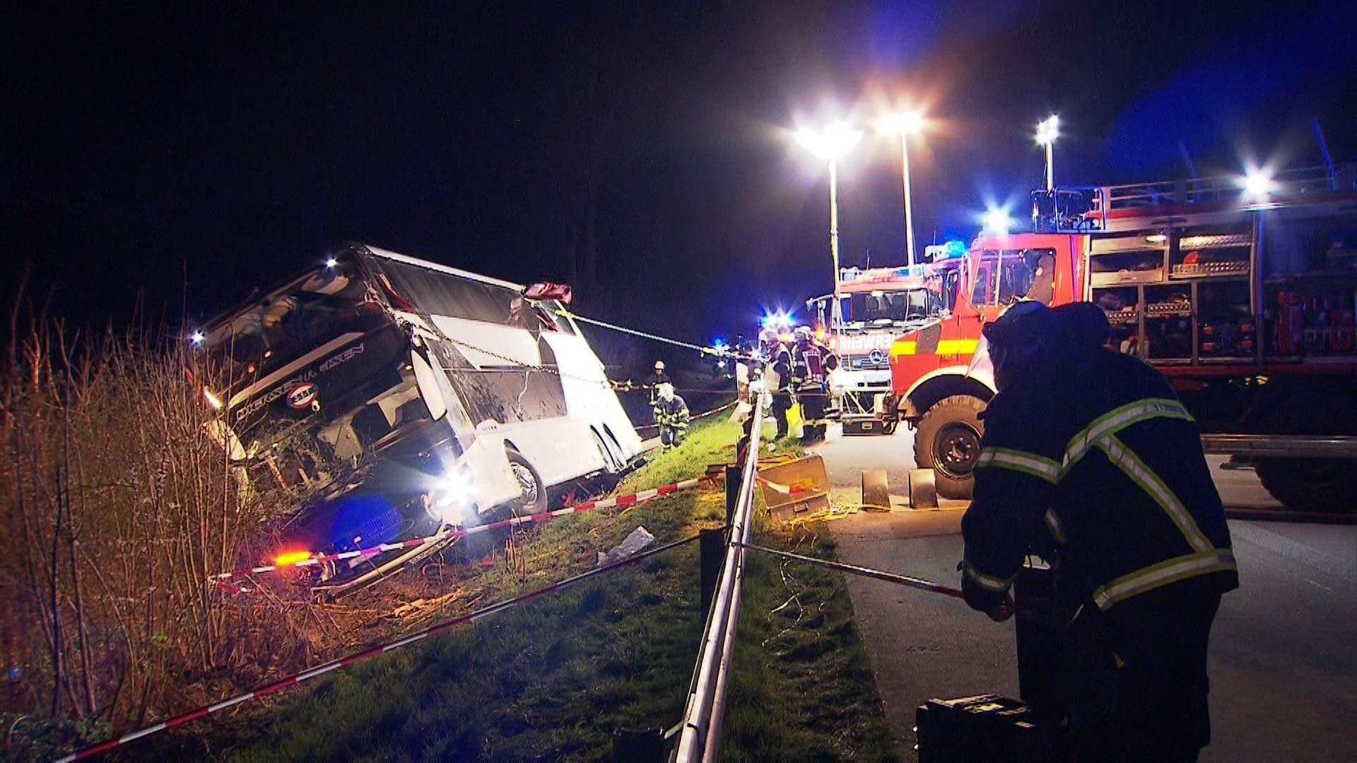 Busunglück auf der A44: Einsatzkräfte der Feuerwehr mussten das Fahrzeug aufwendig bergen.