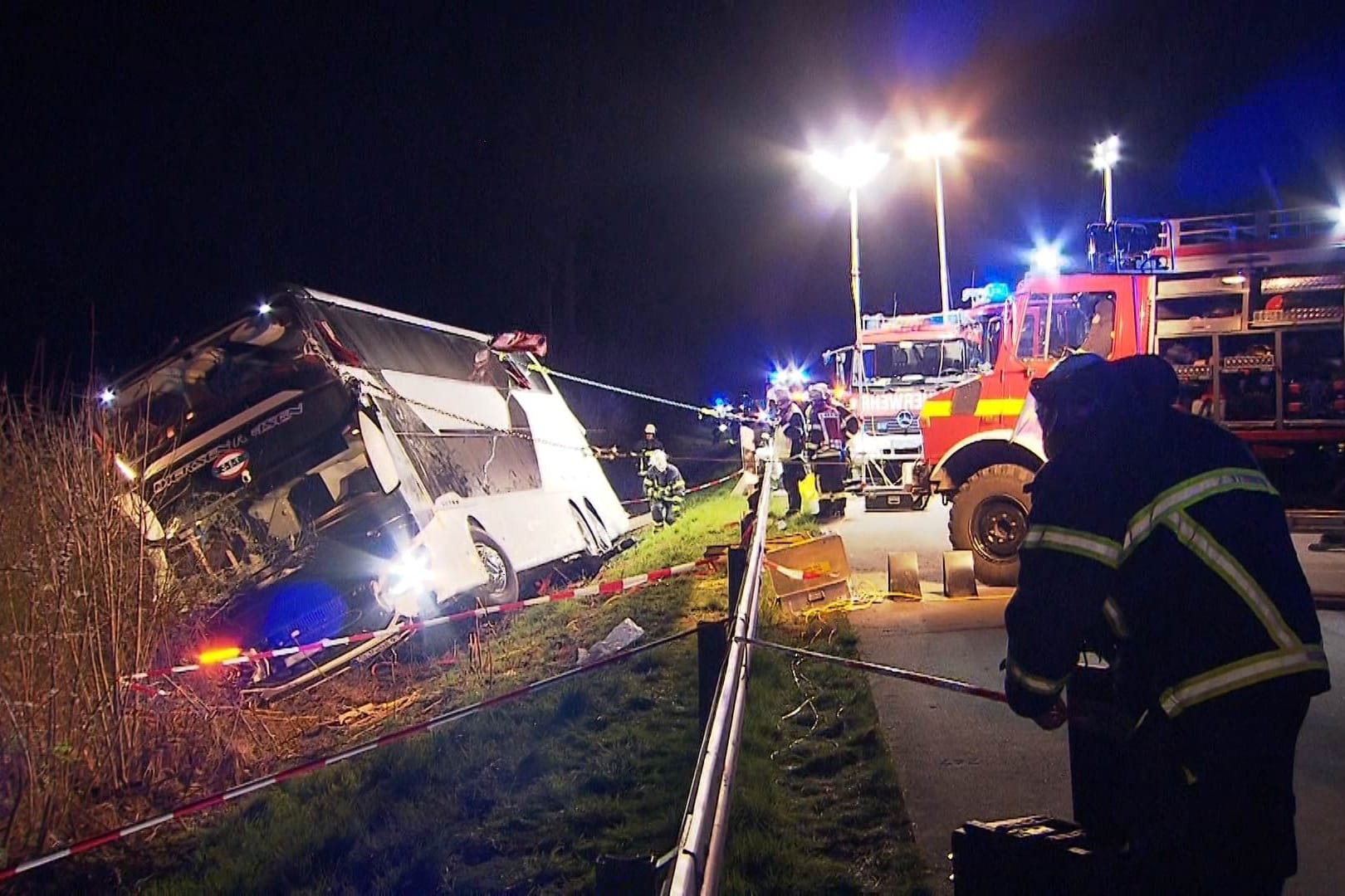 Busunglück auf der A44: Einsatzkräfte der Feuerwehr mussten das Fahrzeug aufwendig bergen.