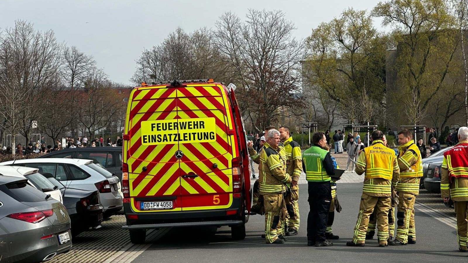 Reizgas an 107. Oberschule in Dresden-Gruna versprüht: Die Rettungskräfte der Feuerwehr sind mit 55 Personen vor Ort.