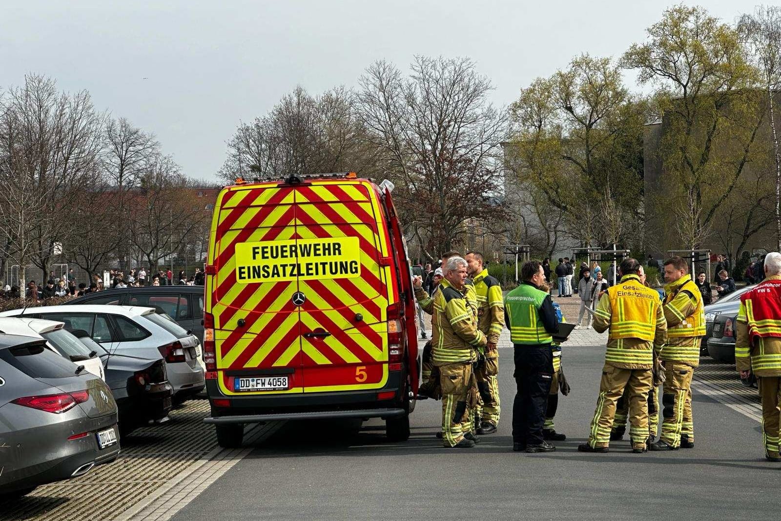 Reizgas an 107. Oberschule in Dresden-Gruna versprüht: Die Rettungskräfte der Feuerwehr sind mit 55 Personen vor Ort.