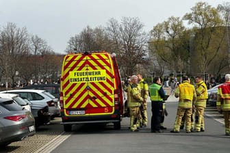 Reizgas an 107. Oberschule in Dresden-Gruna versprüht: Die Rettungskräfte der Feuerwehr sind mit 55 Personen vor Ort.