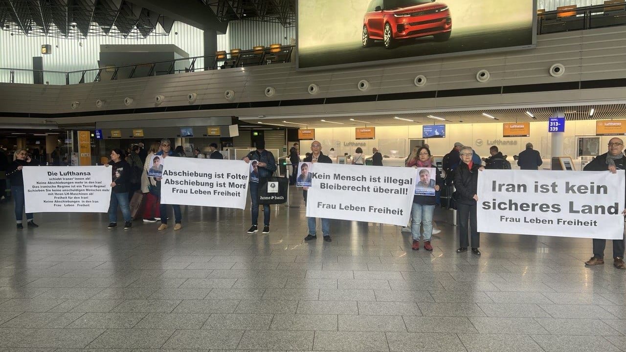 "Iran ist kein sicheres Land" steht auf einem Banner: Eine Aktivistin veröffentlicht auf der Plattform X ein Foto von Demonstranten.