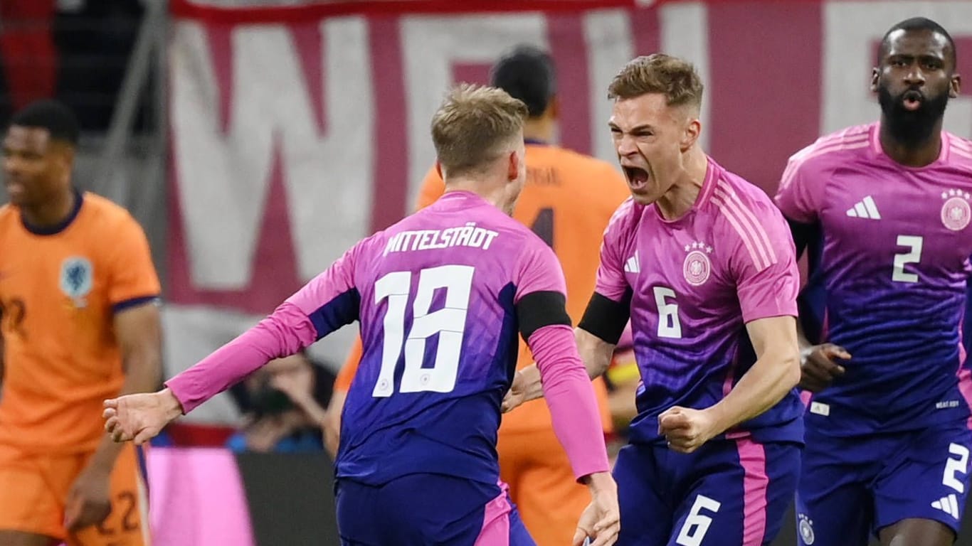 Maximilian Mittelstädt (links) und Joshua Kimmich jubeln: Die Nationalmannschaft lockte am Dienstag viele Zuschauer vor die TV-Bildschirme.