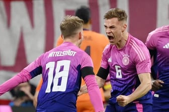 Maximilian Mittelstädt (links) und Joshua Kimmich jubeln: Die Nationalmannschaft lockte am Dienstag viele Zuschauer vor die TV-Bildschirme.