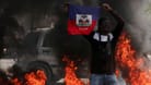 Port-au-Prince: Ein Demonstrant geht gegen die haitianische Regierung auf die Straße.