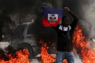 Port-au-Prince: Ein Demonstrant geht gegen die haitianische Regierung auf die Straße.