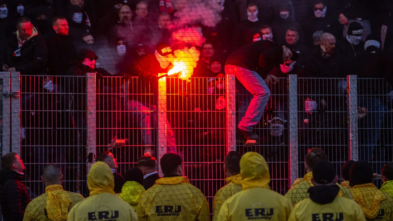 Hitzige Atmosphäre: Pyrotechnik im Erfurter Fanblock.
