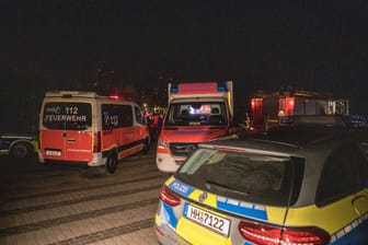 Feuerwehr, Rettungswagen und Polizei am Elbstrand (Archivbild): Ein Notarzt konnte nur noch den Tod des Mannes feststellen.