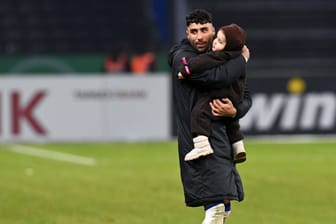 Nader Jindaoui mit seiner Tochter Imani: Nach der Geburt seines Sohnes wurde der Fußballer im Netz scharf kritisiert.