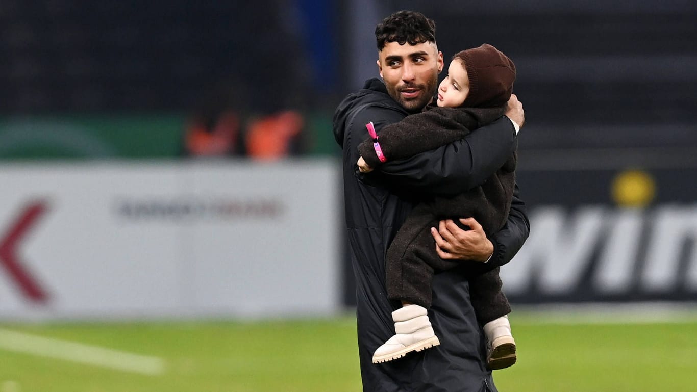 Nader Jindaoui mit seiner Tochter Imani: Nach der Geburt seines Sohnes wurde der Fußballer im Netz scharf kritisiert.