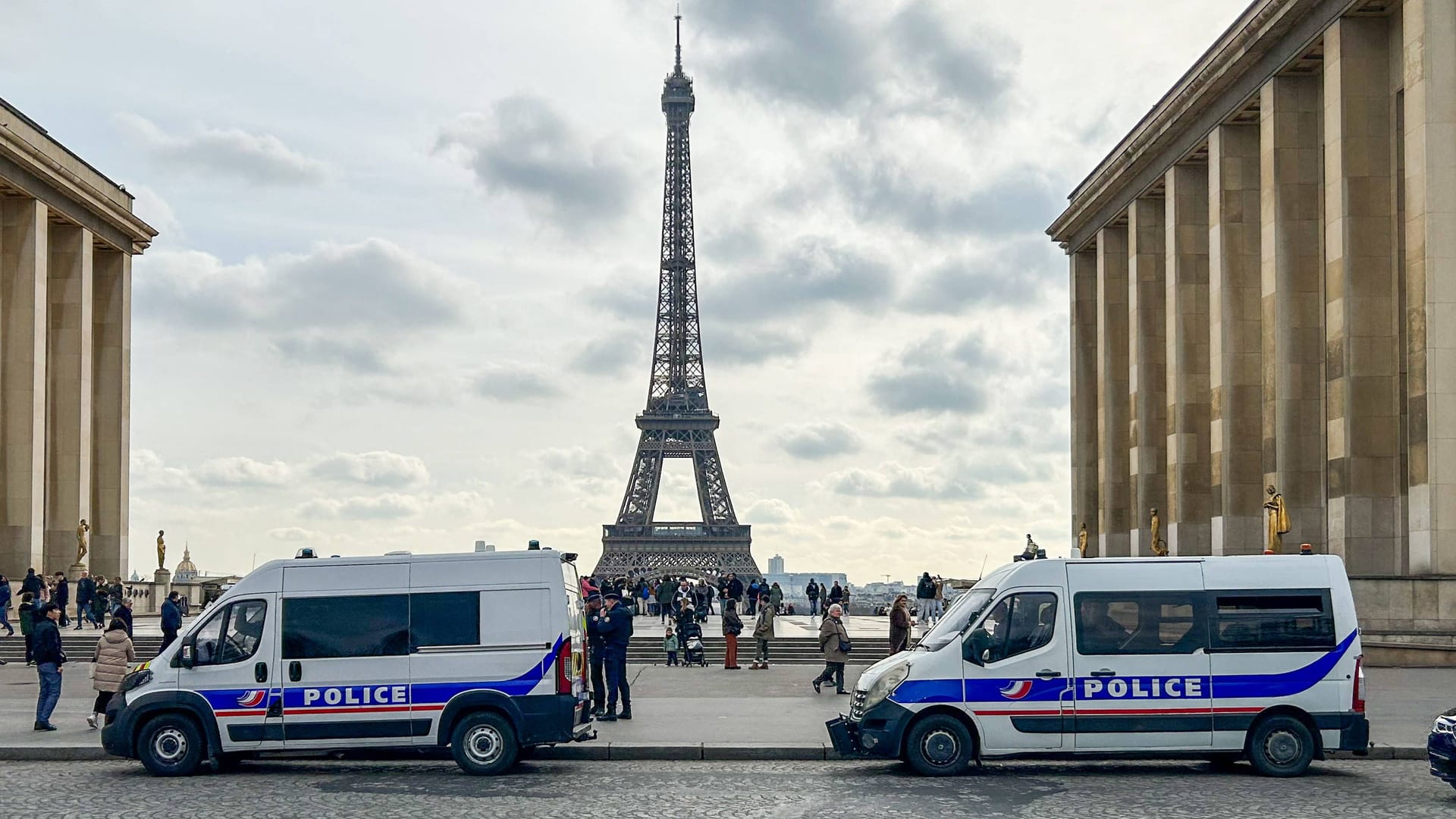 Polizeikräfte in der Nähe des Eiffelturms. Die Olympischen Spiele in Paris werden unter besonderer Bewachung stehen.