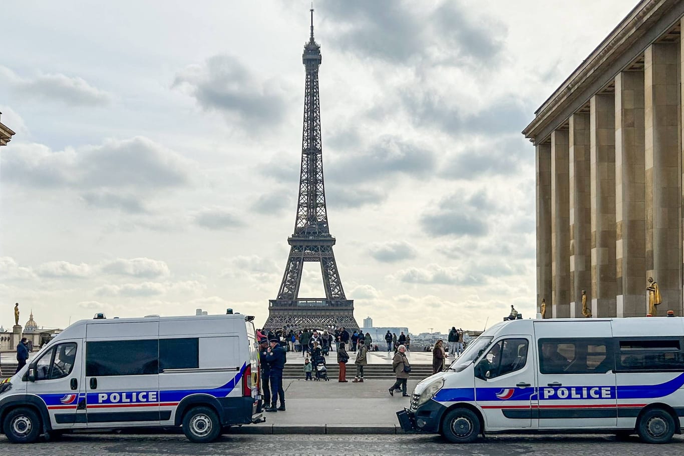 Polizeikräfte in der Nähe des Eiffelturms. Die Olympischen Spiele in Paris werden unter besonderer Bewachung stehen.
