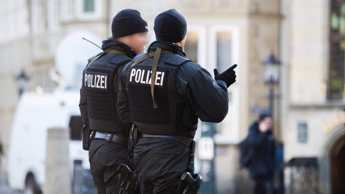 Beamte der Polizei Bremen: Sie staunten bei dem Mitbringsel nicht schlecht.