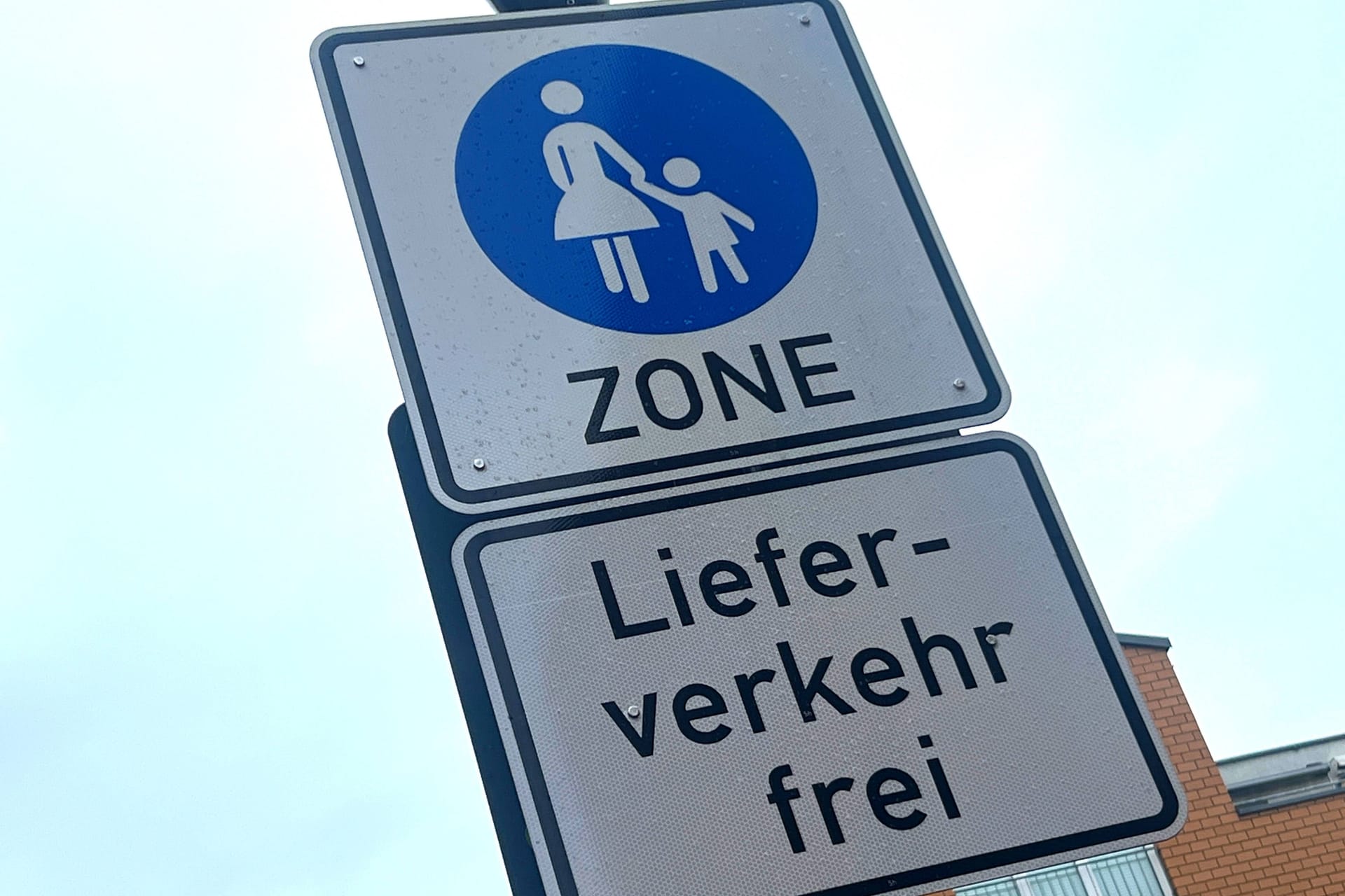 Fußgängerzone (Symbolbild): Ein Teenager wollte vor der Polizei fliehen.