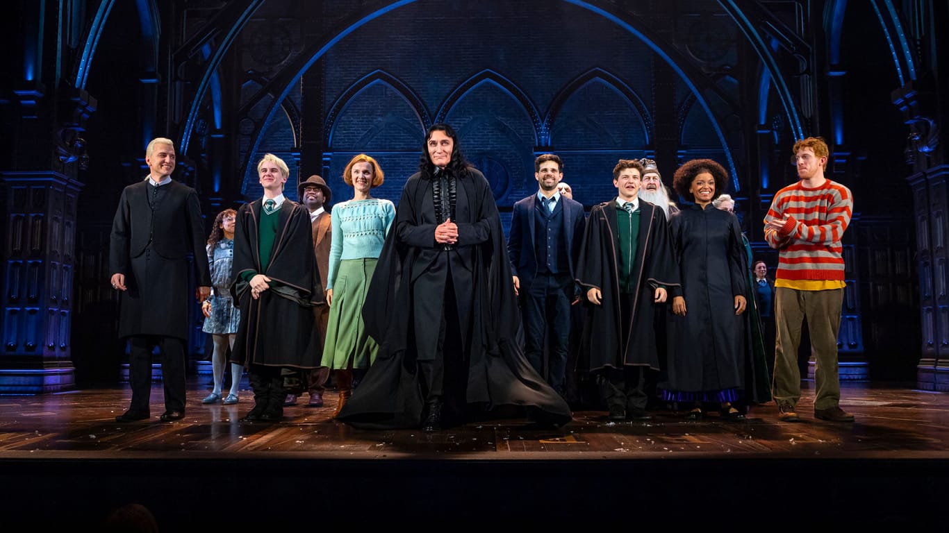 Tag der Premiere: Oliver Masucci (Mitte) zum Abschlussapplaus als Severus Snape auf der Bühne.