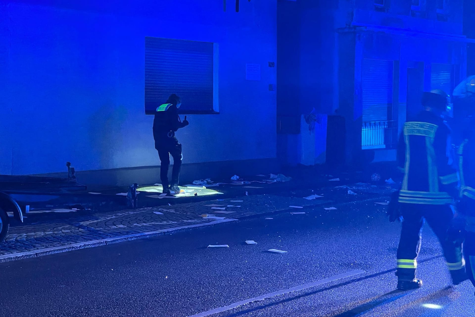 Lose Zettel und Gegenstände vor einem Mehrfamilienhaus: Ein Mann rastete am Dienstag in Dortmund-Lütgendortmund völlig aus.