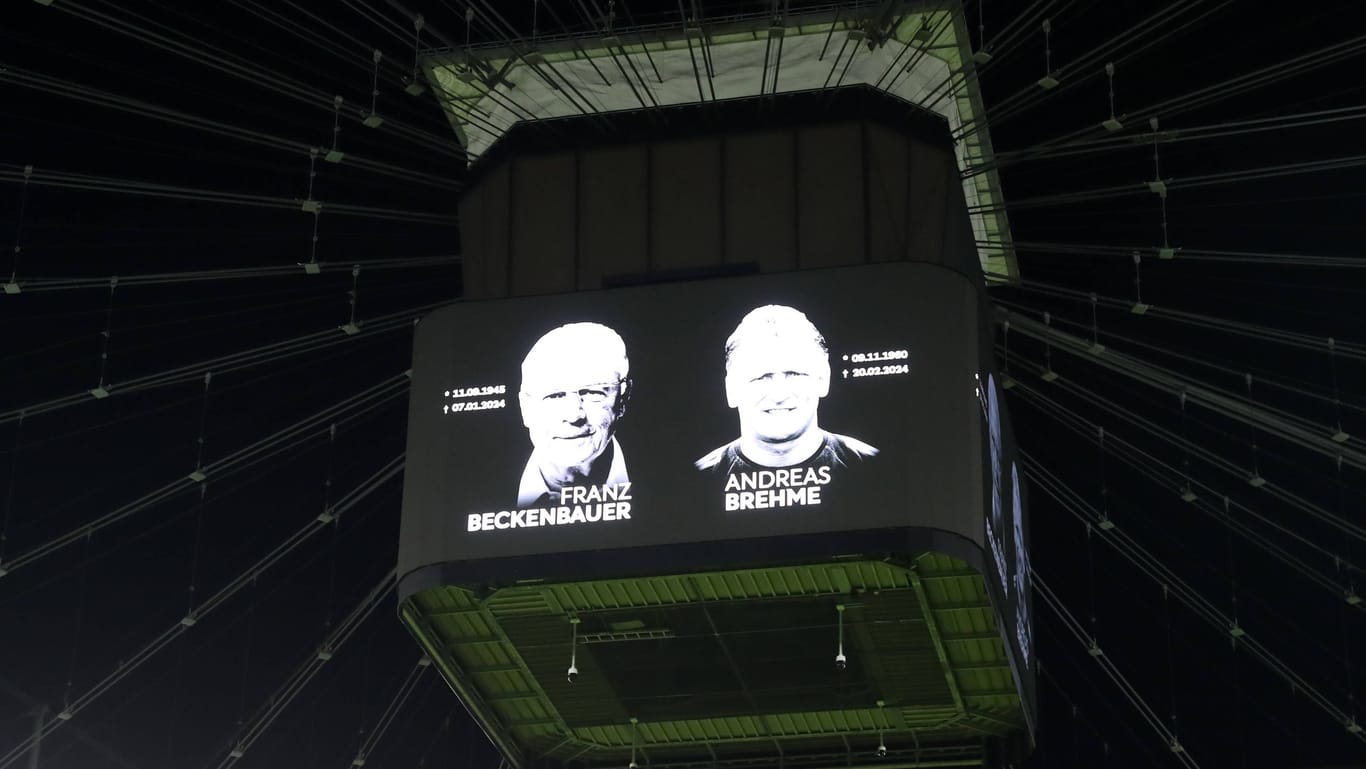 WM-Helden: Franz Beckenbauer und Andy Brehme auf dem Videowürfel in Frankfurt.