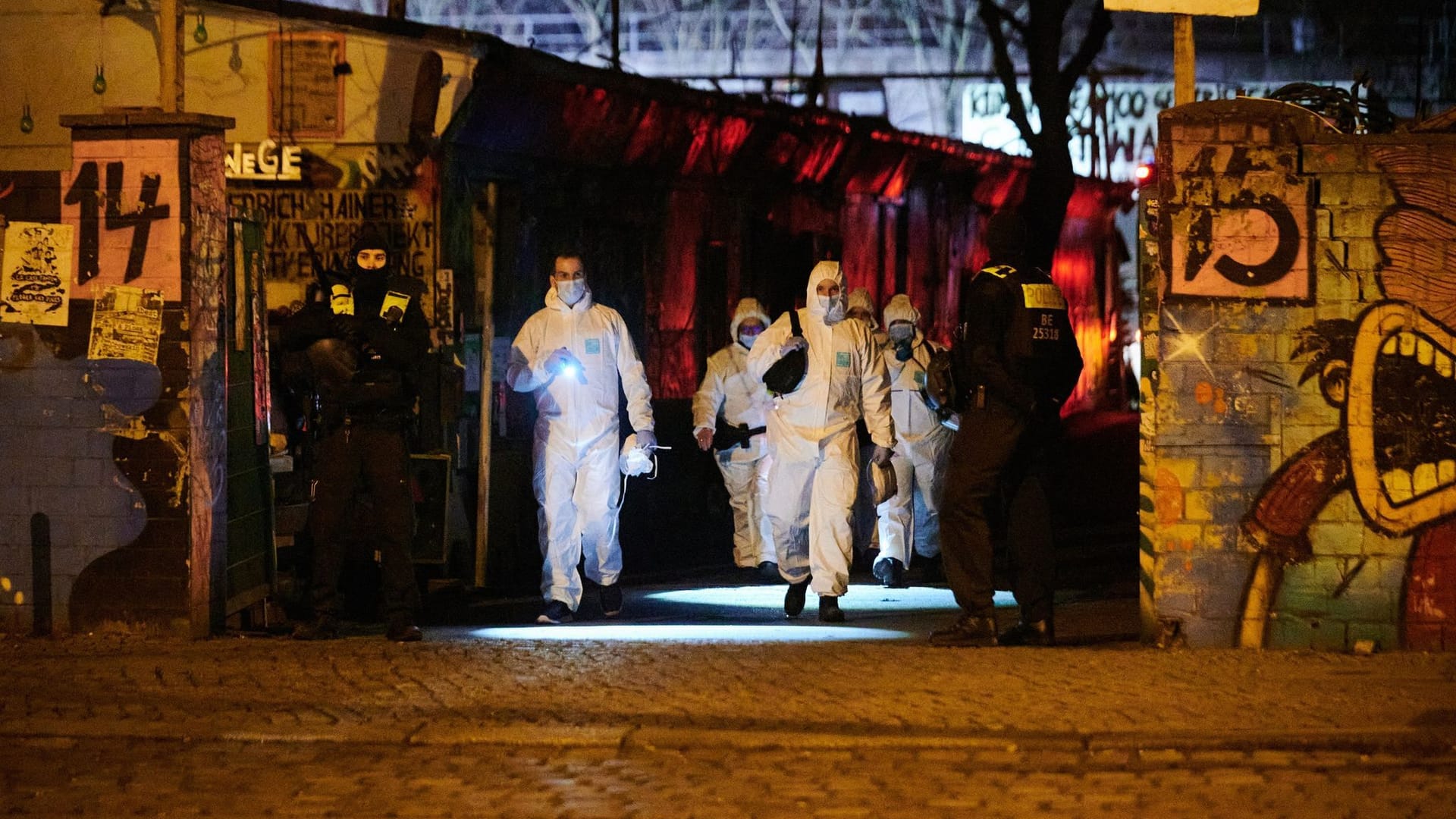 Polizei durchsucht Bauwagengelände Polizei durchsucht Bauwagengelände
